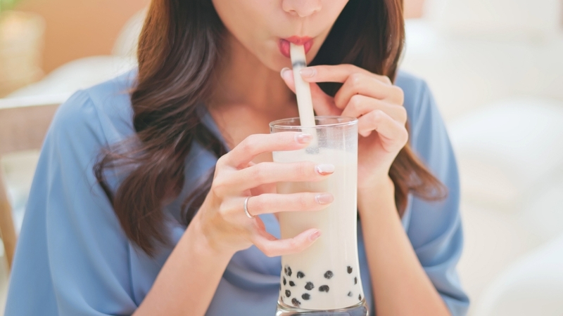 Uống trà sữa đúng thời điểm, ít caffeine và đường giúp hạn chế nguy cơ mất ngủ