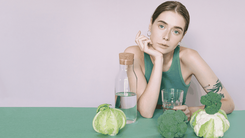 Người ăn ít rau xanh, trái cây dễ thiếu vitamin C và E nên cần bổ sung và cải thiện chế độ ăn