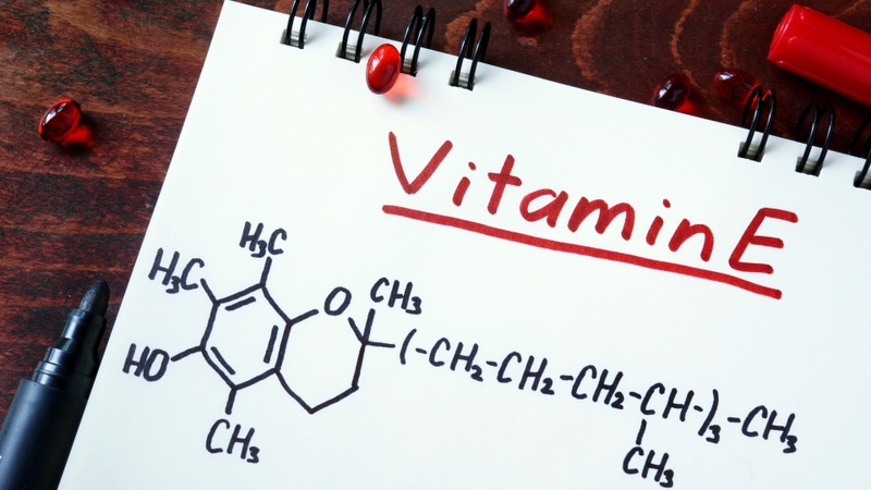Vitamin E là một loại vitamin tan trong dầu, đóng vai trò như một chất chống oxy hóa mạnh