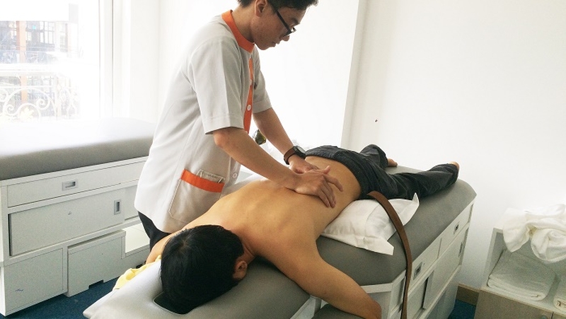 Ưu thế của  xoa bóp bấm huyệt chữa gai cột sống so với các phương pháp truyền thống 3