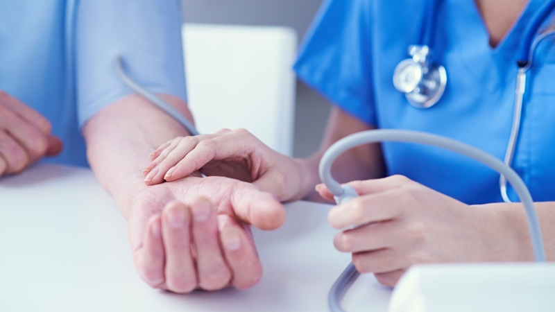 Trước khi tiêm, cần khám sàng lọc sức khỏe tổng quát để đảm bảo đủ điều kiện tiêm chủng