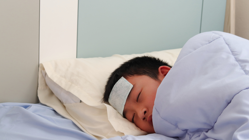 Có thể gặp sốt, sưng đỏ tại chỗ tiêm, phát ban nhẹ sau khi tiêm vắc xin MMRV