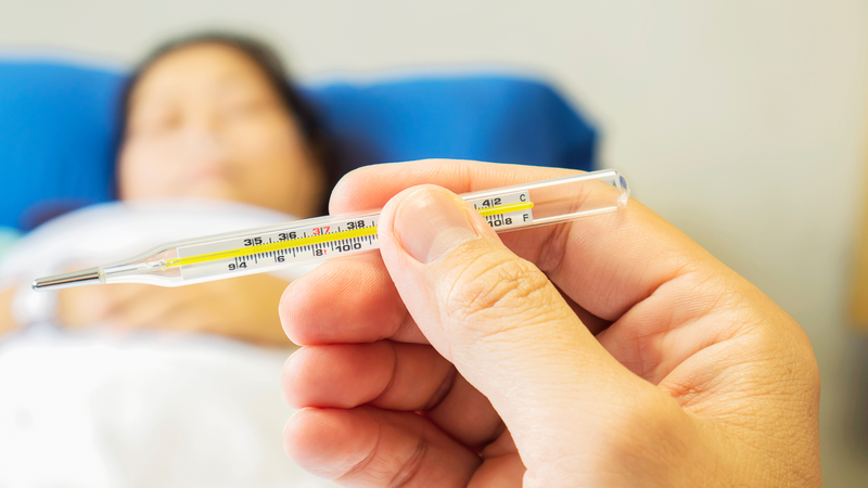 Người đang sốt cao nên hoãn tiêm chủng để tránh làm tình trạng nặng hơn và đảm bảo hiệu quả của vắc xin