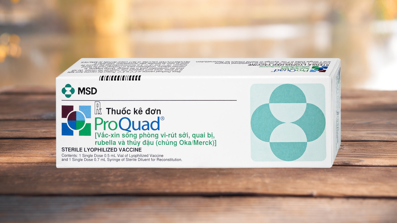 Vắc xin ProQuad là vắc xin sống giảm độc lực, chứa thành virus sống bị làm suy yếu không còn khả năng gây bệnh