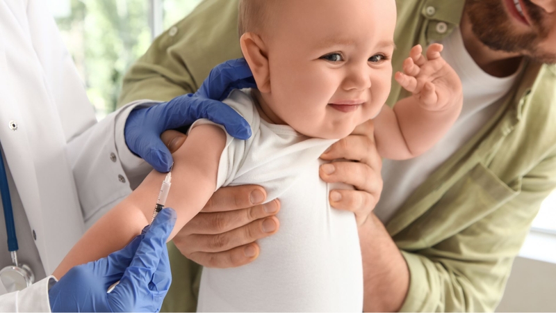 Tiêm vắc xin thủy đậu cho trẻ ngay khi đủ tuổi để sớm tạo miễn dịch sớm