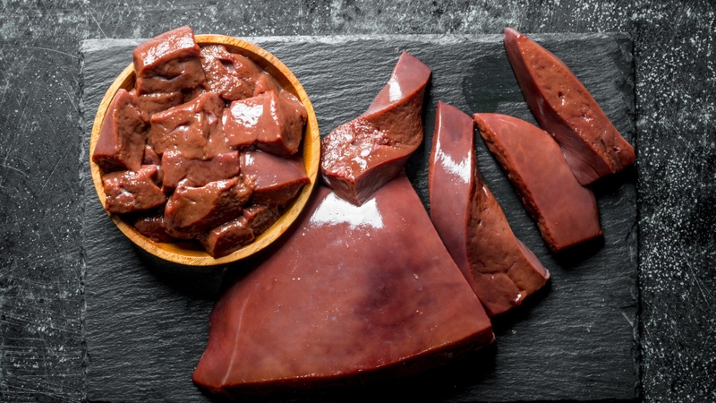 Ăn gan động vật giàu sắt và đồng cùng vải có thể làm giảm hiệu quả vitamin C do quá trình oxy hóa