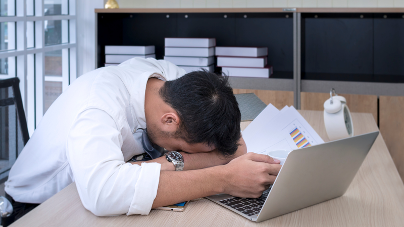 Áp lực công việc kéo dài có thể ảnh hưởng đến sức khỏe thể chất và tinh thần