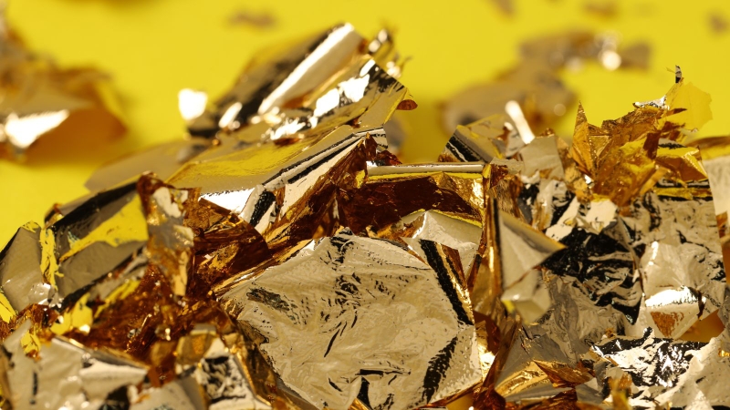 Lá vàng dạng rời mang đặc tính siêu mỏng và cực kỳ dễ rách