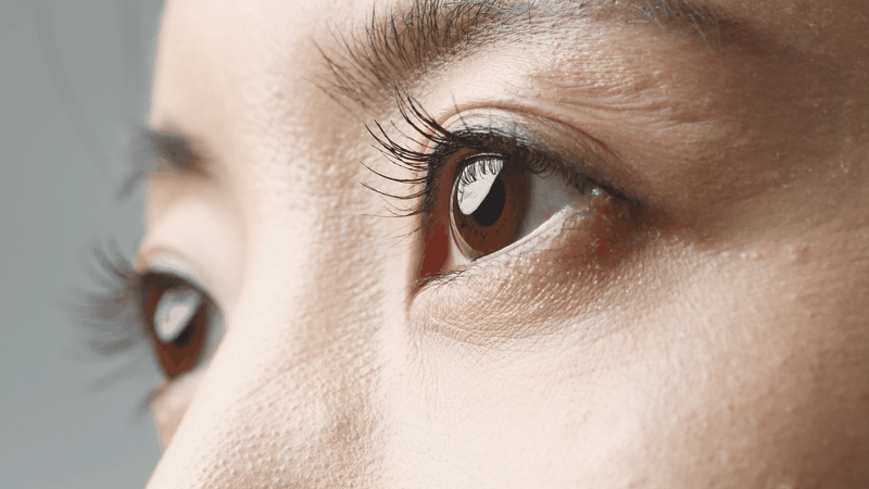 Vitamin E kết hợp Vaseline giúp phục hồi và bảo vệ lông mi khỏi khô tổn thương do trang điểm và môi trường, từ đó giảm gãy rụng và duy trì sợi mi chắc khỏe