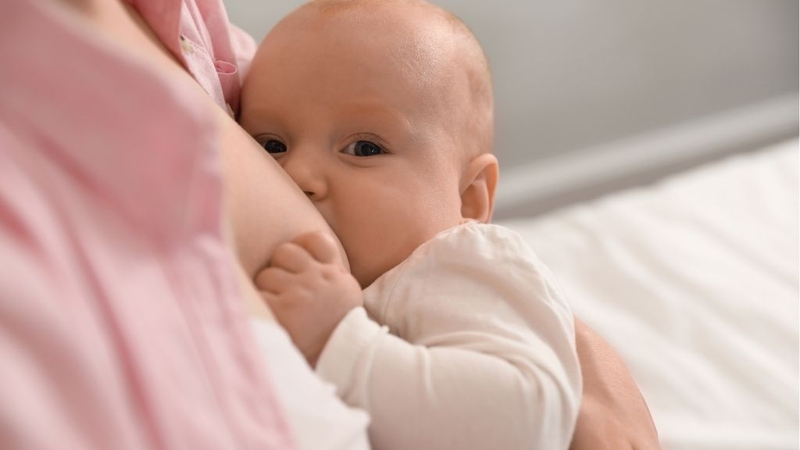 Vắt sữa bằng tay được nhiều mẹ bỉm áp dụng tại nhà