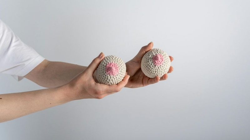 Tiến hành vắt sữa bằng tay luân phiên hai bên bầu ngực