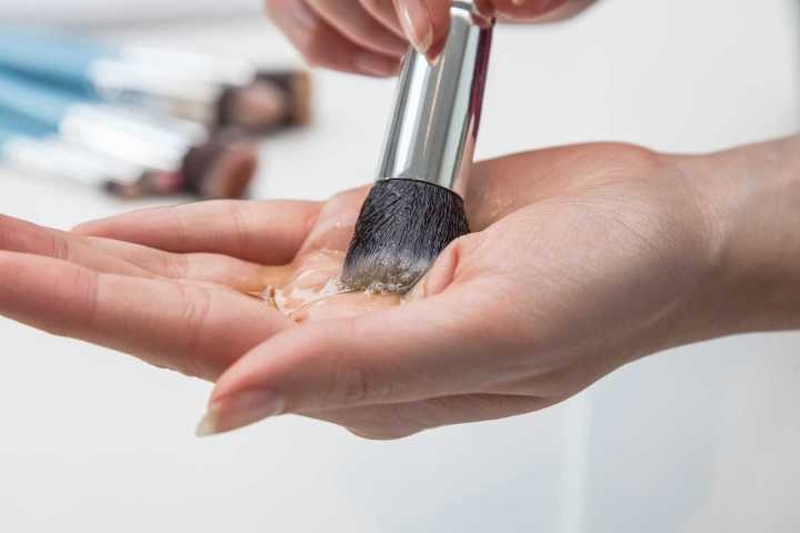 Nên vệ sinh cọ trang điểm bằng gì 2