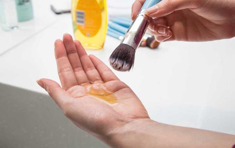 Cách vệ sinh cọ trang điểm bằng sữa rửa mặt 2
