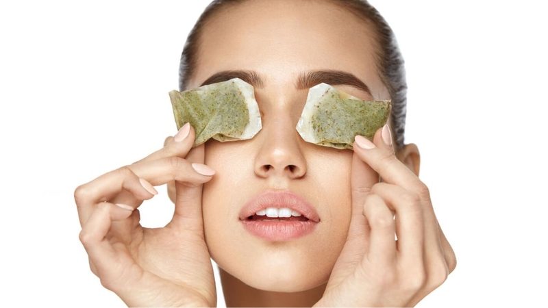 Chườm ấm và massage nhẹ hỗ trợ tuyến dầu quanh mí mắt hoạt động tốt hơn
