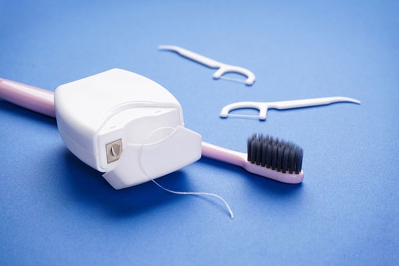 Nên dùng chỉ nha khoa cho trẻ từ sớm