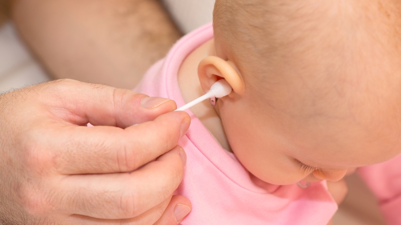 Vệ sinh tai cho trẻ bị viêm tai giữa như thế nào? 3