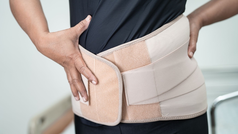 Đeo nẹp cột sống giúp cố định, nâng đỡ và ổn định dáng cột sống, hạn chế cong vẹo tiến triển