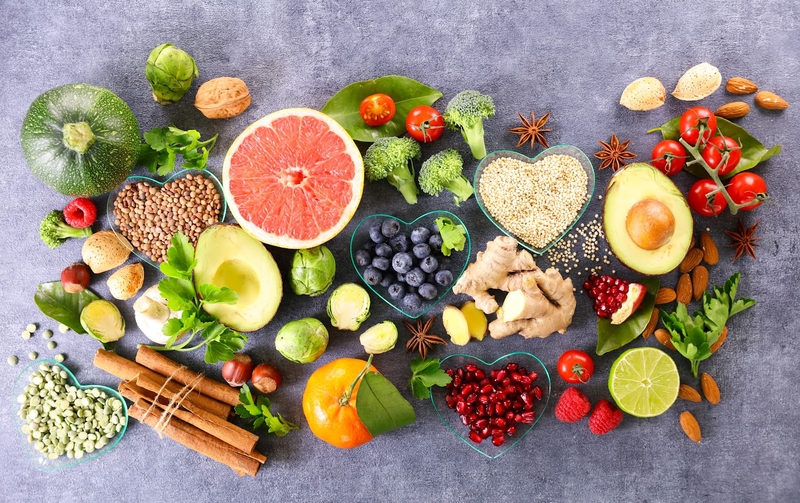 Chế độ dinh dưỡng của mẹ bầu sau sinh nên tăng cường rau xanh và trái cây tươi