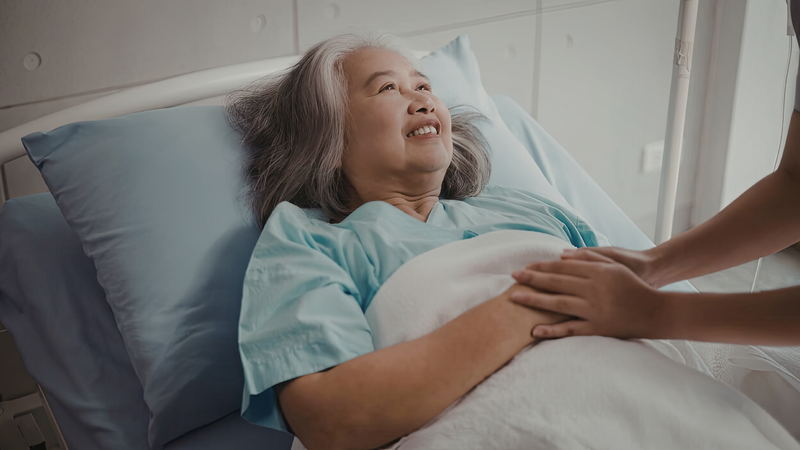 Người có vết thương hở đang theo chế độ ăn đặc biệt do bác sĩ chỉ định nên hỏi ý kiến trước khi uống nước dừa