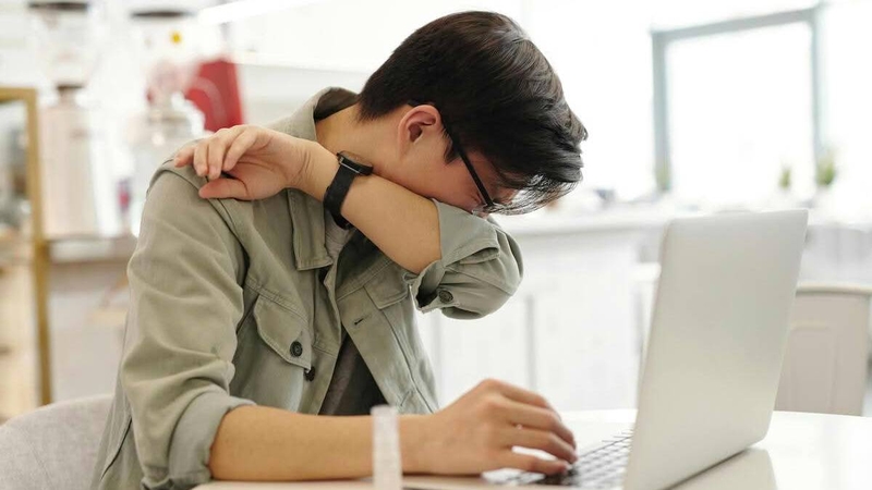 Một trong các con đường lây truyền phổ biến là qua giọt bắn đường hô hấp