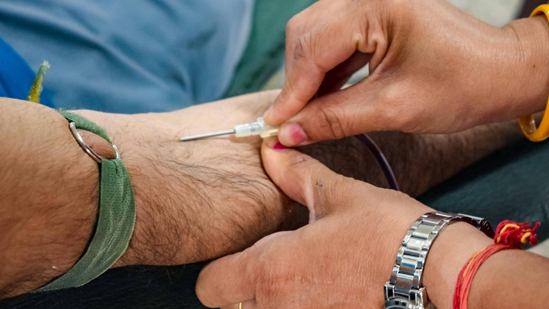 Kháng sinh đường tĩnh mạch là phương pháp điều trị chính nhằm tiêu diệt vi khuẩn