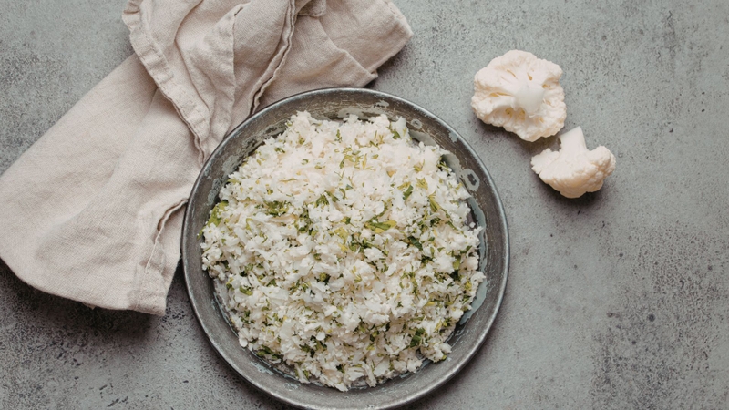 Việc thay thế cơm trắng bằng súp lơ giúp giảm carbohydrate tinh chế