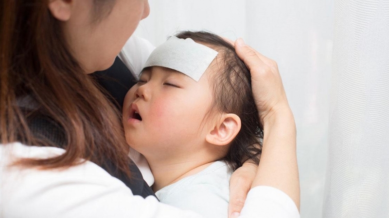 Vì sao bé hay sốt vào những ngày hè? 1