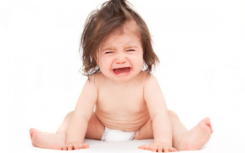 Bé uống kháng sinh nhiều bị nóng và đi ngoài?