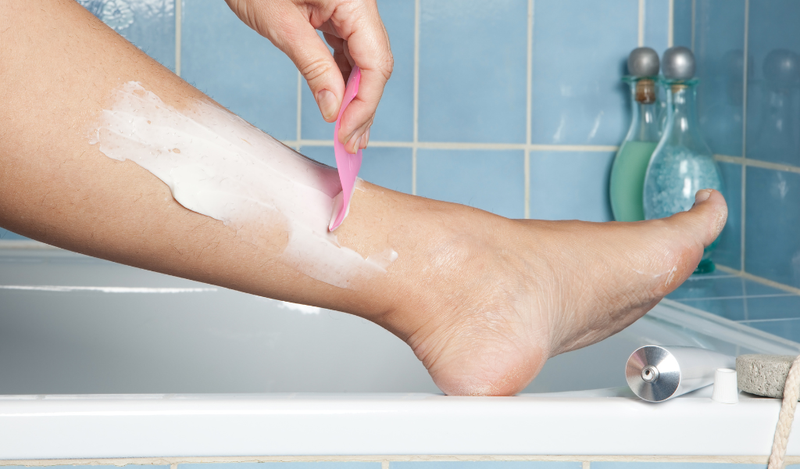 Cách cạo lông chân đúng cách để tránh nổi mẩn đỏ