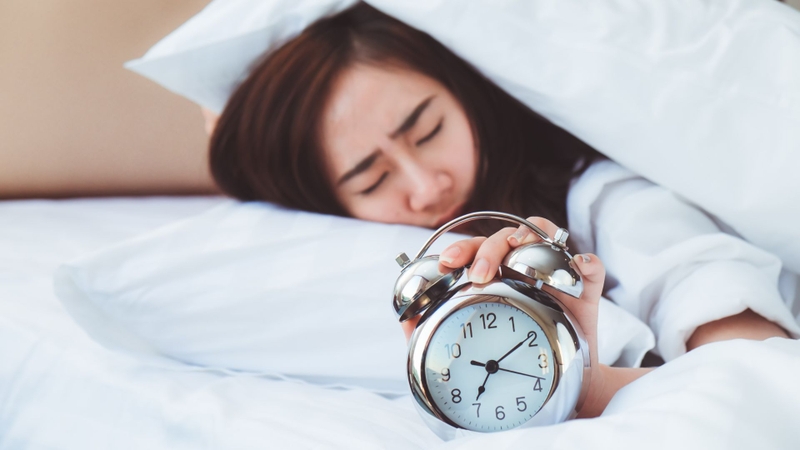 Kiểm tra đồng hồ liên tục có thể làm tăng áp lực khi khó ngủ