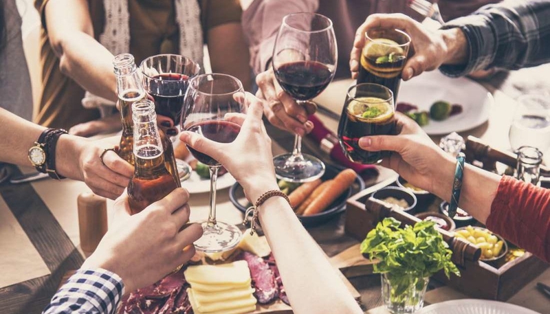 Vì sao càng lớn tuổi thì tình trạng nôn nao sau khi uống rượu của bạn càng tồi tệ hơn? Làm gì để cải thiện tình trạng trên? 1