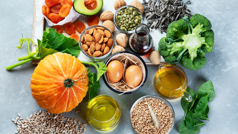 Bổ sung nhiều rau xanh, trái cây tươi và các thực phẩm giàu vitamin giúp tăng sức đề kháng