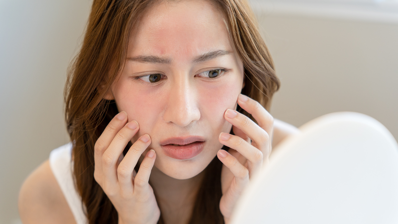 Vì sao dùng serum vitamin C hàng ngày mà da vẫn sạm đen? 2