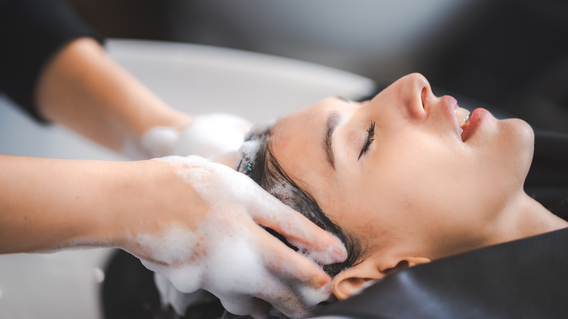 Việc massage đúng cách không chỉ giúp sạch hơn mà còn hỗ trợ lưu thông máu da đầu