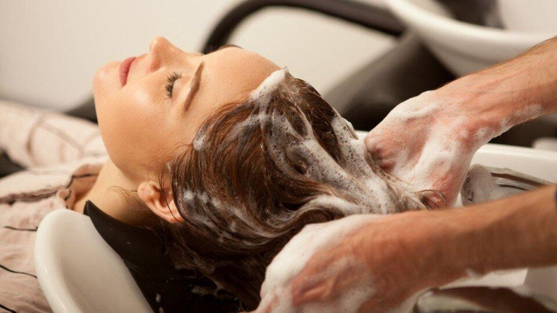 Vì sao gội đầu ở tiệm lại thơm hơn ở nhà? Mẹo gội và ủ tóc thơm lâu chuẩn salon 1