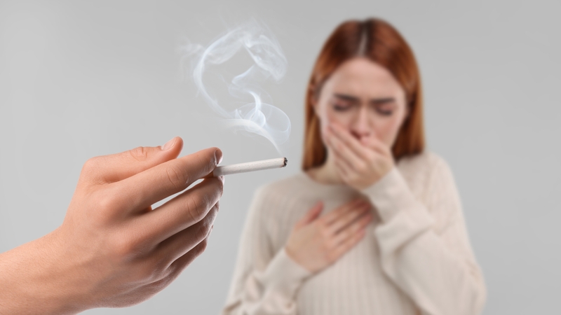 Người thường xuyên sống hoặc làm việc trong môi trường có khói thuốc lá vẫn có thể hít phải nhiều chất gây ung thư