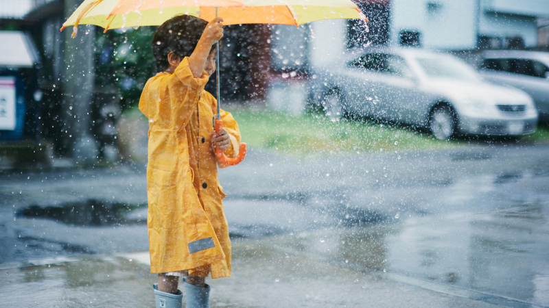 Đừng để những cơn mưa đầu mùa trở thành nguy cơ cho sức khỏe của trẻ