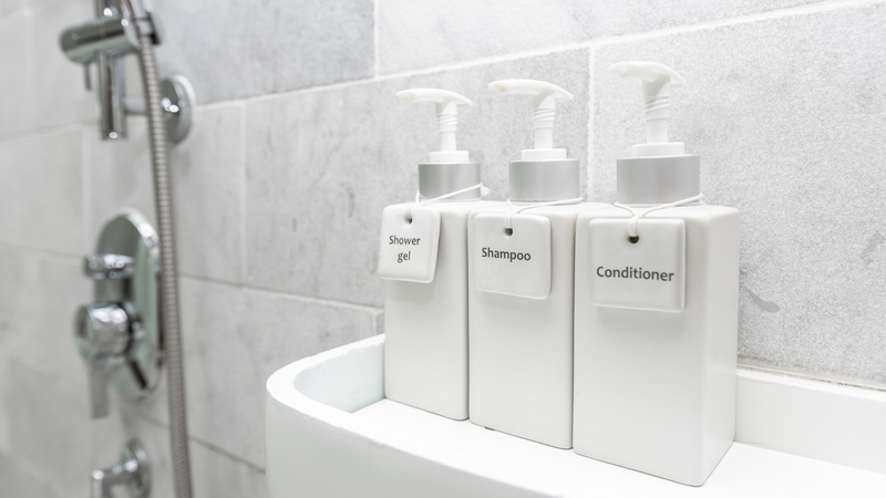 Vì sao không nên dùng sữa tắm, dầu gội ở khách sạn? Sữa tắm và dầu gội đựng trong chai sứ hay thủy tinh được làm đầy thường xuyên ở khách sạn có thể chứa nhiều vi khuẩn