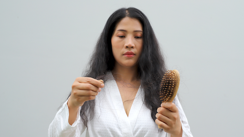 Dầu gội kém chất lượng chứa các chất tạo bọt mạnh có thể khiến tóc dễ gãy rụng