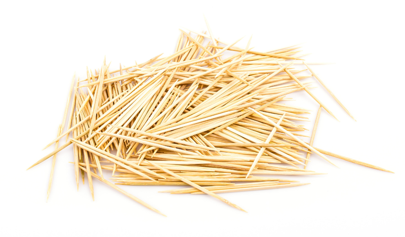 Tăm xỉa răng có đầu nhọn giúp lấy đi thức ăn thừa