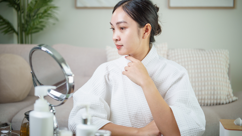 Nên thử từng sản phẩm mới và theo dõi phản ứng của da