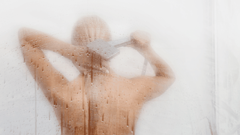 Tắm nước quá nóng hoặc ngâm mình quá lâu trong mùa đông sẽ làm cuốn trôi lớp dầu bảo vệ tự nhiên, khiến da gót chân khô ráp, kém đàn hồi và dễ nứt nẻ