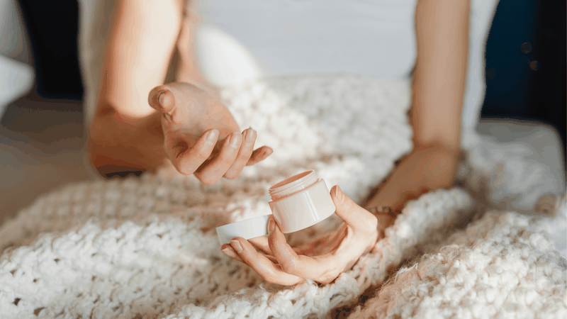 Dưỡng ẩm đều đặn, nhất là sau khi vệ sinh và trước khi ngủ, giúp giữ nước, làm mềm da và phòng ngừa nứt gót chân hiệu quả trong mùa lạnh