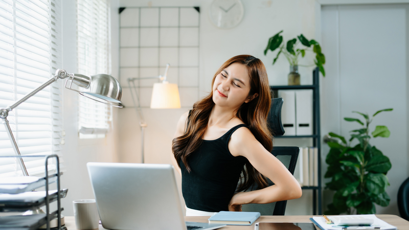 Sau khi ngồi lâu trong phòng máy lạnh, nhiều người thấy đầu gối, cổ vai gáy hoặc khớp ngón tay khó cử động hơn