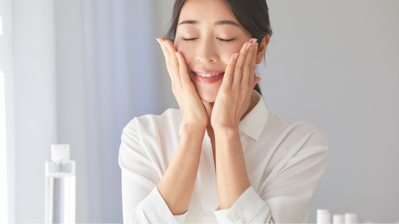 Quy trình chăm sóc da tối giản giúp hạn chế kích ứng khi mụn bùng phát