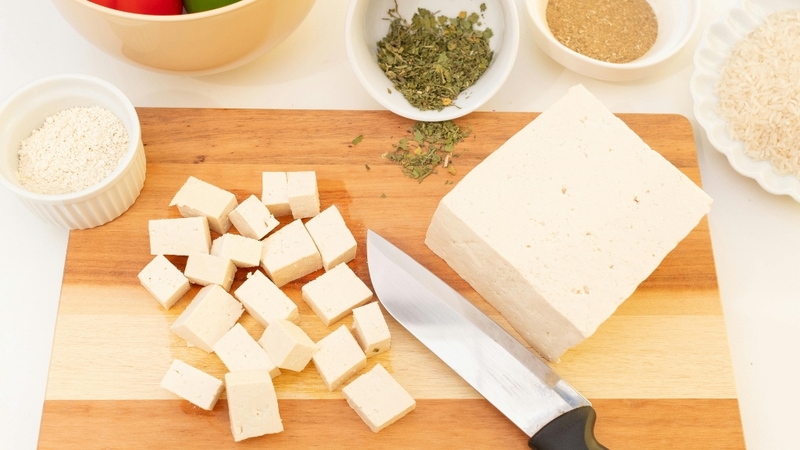 Bổ sung canxi từ đậu phụ, rau xanh giúp duy trì mật độ xương