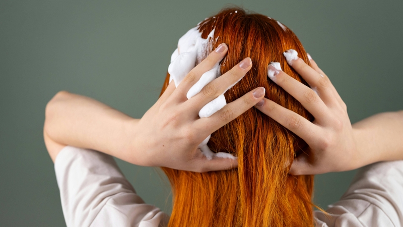 Nên dùng dầu gội không chứa sulfate vì ít có khả năng làm phai màu tóc