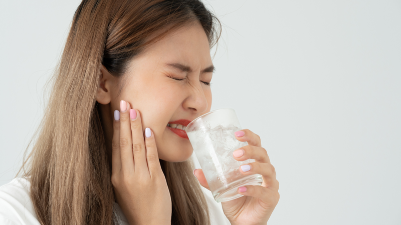Nhiệt độ quá lạnh là nguyên nhân phổ biến gây ê buốt răng ở nhiều người
