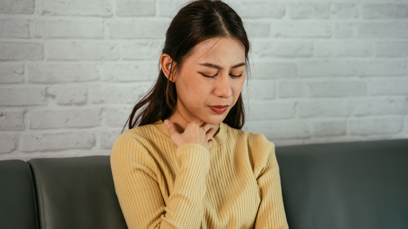 Khi cơ thể đang nóng, việc uống nước quá lạnh có thể tạo ra sự thay đổi nhiệt độ đột ngột ở vùng họng