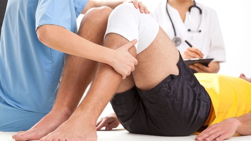 Vì sao nên tập phục hồi chức năng khớp gối sau mổ 2